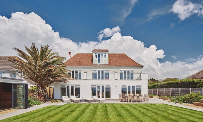 Middleton-on-Sea Maison | Superb beach house with beautiful garden with hot tub and private beach access
