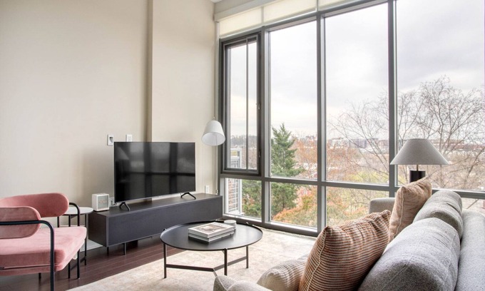 Del Ray Appartement | Superb Del Ray 1BR w/ Gym, nr Theater, Airport & Nightlife, by Blueground