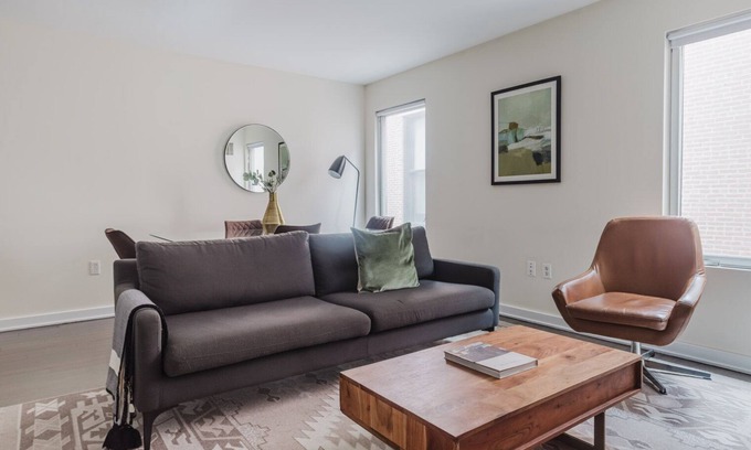 Theatre District Appartement | Superb Downtown 2BR, Elevator & A/C, by Blueground
