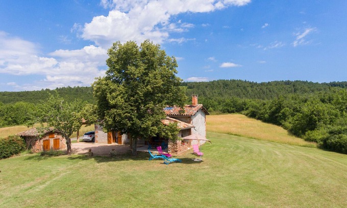 Sainte-Cecile-du-Cayrou Cottage | Superbe maison en pierre aux portes de la Forêt