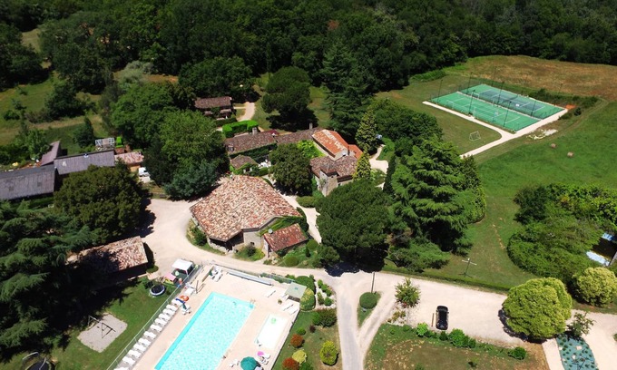 Gavaudun Villa | Superbe Village de Vacances **** en Périgord Noir : piscine, tennis, bar, etc.