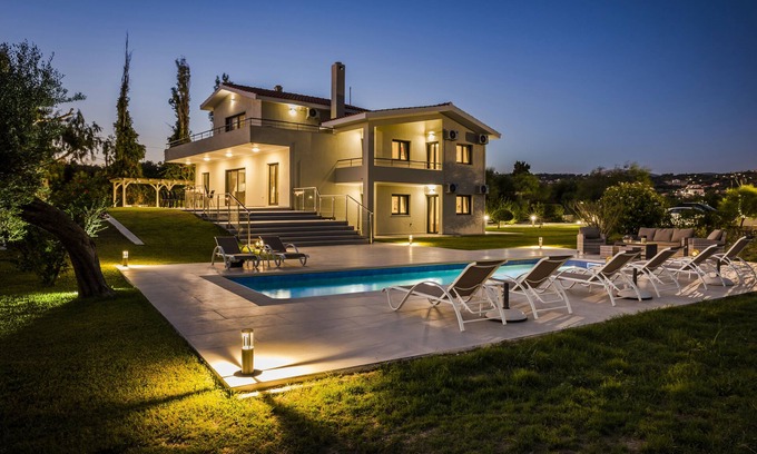 Svoronata Villa | SUPERB LOCATION Luxury 5 bed villa, pool, sea view, beach / restaurants close by