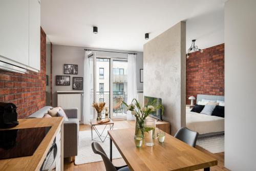 Nowa Praga Appartement | Superb Loft Studio in charming Praga District, 300 m to Metro & 100 m to tram, balcony