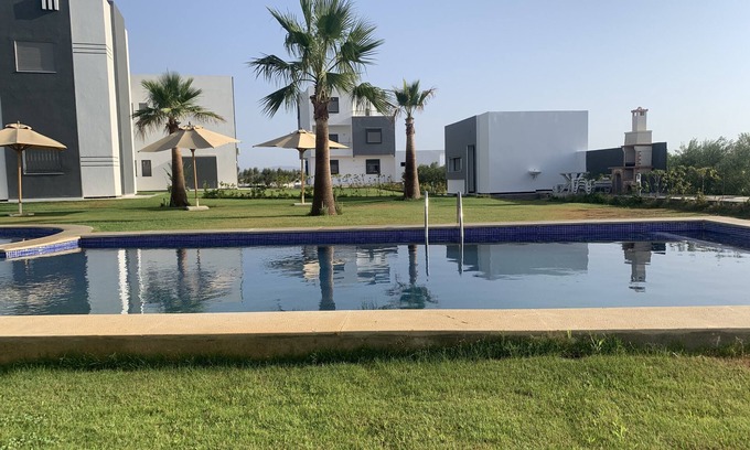 Bouficha Appartement | Superbe app. moderne, richement meublé, vue sur piscine, jardin gazoné montagne