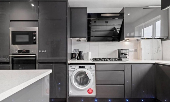 Charlton Maison | Superb Stonewall Terrace
