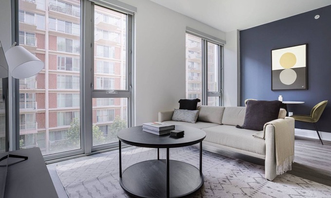 Capitol Hill Appartement | Superb SW Waterfront Jr 1BR w/ EV Charging, nr Dining, by Blueground
