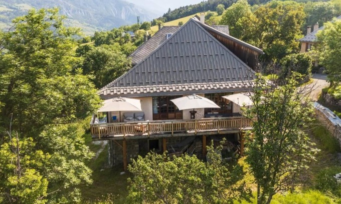 Barcelonnette Chalet De Ski | Superbe ferme rénovée en Chalet de Luxe en pleine nature dans un petit hameau
