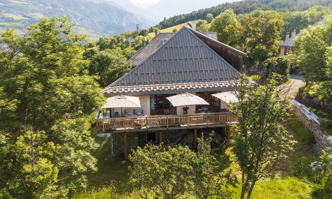 Barcelonnette Chalet De Ski | Superbe ferme rénovée en chalet de luxe en PLEINE NATURE