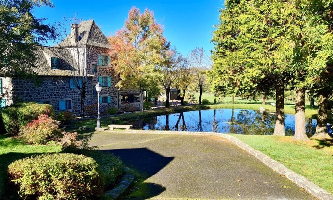 Laguiole Maison | Superbe maison rénovée avec grand parc, lac privé et jacuzzi
