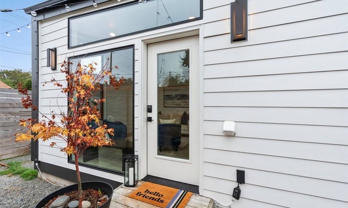Delridge Maison | Superbly located Tiny house all Decked Out
