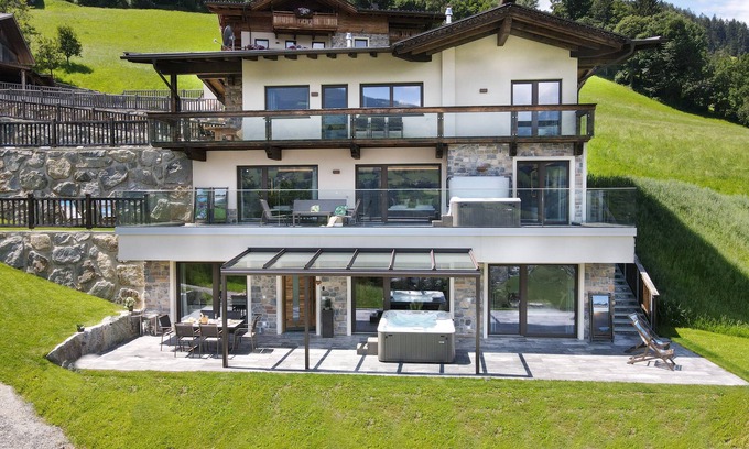 Emberg Chalet De Ski | Chalet de luxe 310m² avec 2 bains à remous, 2 saunas, 2 cheminées, directement sur la piste de ski