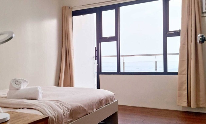 Ermita Night District Appartement | Superior Queen 1BR 1BA w/Balcony Pool Bayview Netflix
