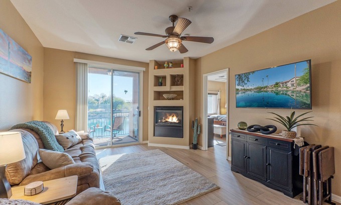 Superstition Lakes Copropriété | Superstition Lakes Condo, A+ Lake View, Gated Comm w/Htd POOL & Spa, Walk to Mall & Theater
