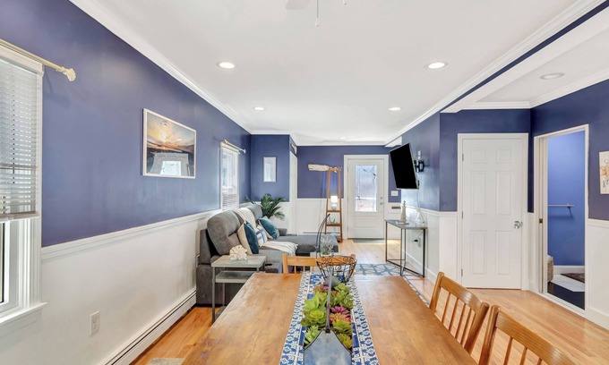 Kenberma Maison | Sur la Sand is STEPS from the ocean! renovated, clean, Wifi, and pet friendly!