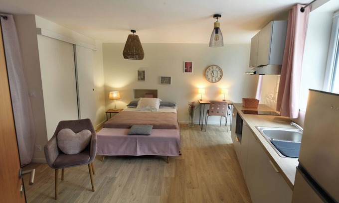 Arbent Appartement | SURAN La Source, a haven of pink and grey!