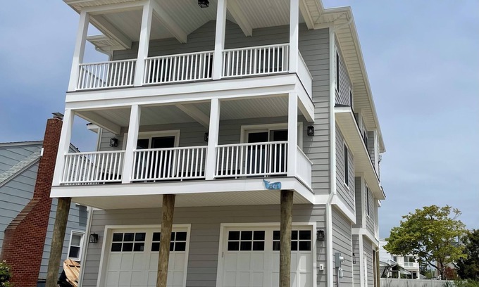 Surf City Maison | Surf City Beautiful New Construction 5 bedrooms + Elevator, Walkable