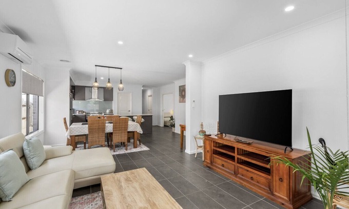 Armstrong Creek Maison | Surfcoast Getaway- Pet friendly, Sleeping 8, Golf, Beaches, Town
