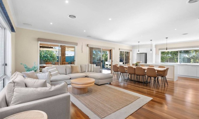 Ocean Grove Maison | Surfside Haven - 100m to beach - sleeps 12!