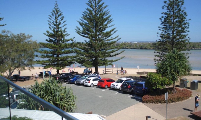 Currimundi Appartement | SURFSIDE ONE UNIT 4 - Fantastic views & prime location.