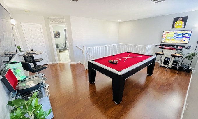 Canyon Ridge West Maison | Surprise Home w/King Bed, Pool Table, Arcade, Office, & Movie/Workout Room!