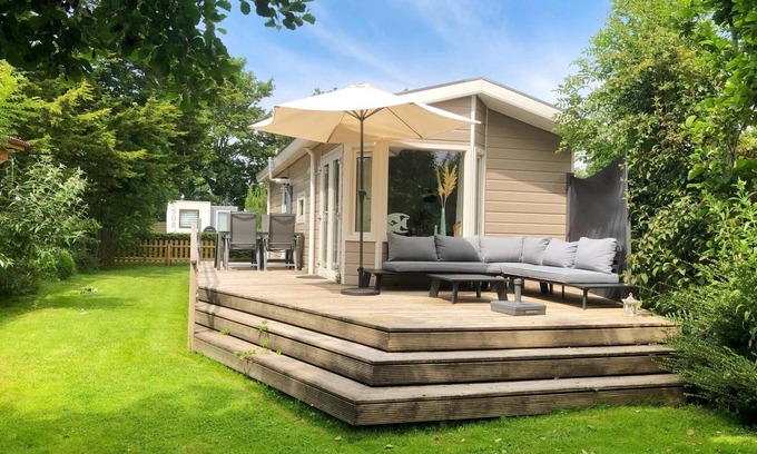 Sint Maarten Chalet De Ski | Surrounded by greenery and trees you will find this lovely four-person chalet. After a visit to the beach, you can enjoy all the luxury and comfort of your holiday chalet.