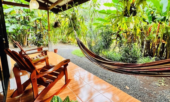 La Fortuna Cabine | Surrounded by nature, large gardens and many birds, an ideal place to rest.