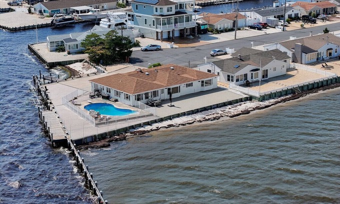 Waretown Maison | Surrounded by the bay with pool!