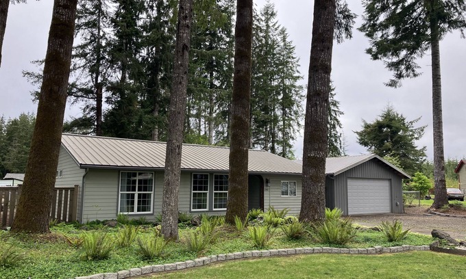 Forks Maison | Surrounded by trees, this 3-bedroom, fully stocked retreat sleeps 8.