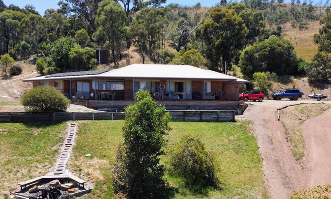 Bonnie Doon Maison | Sustainable retreat on 20 acres of lake hillside