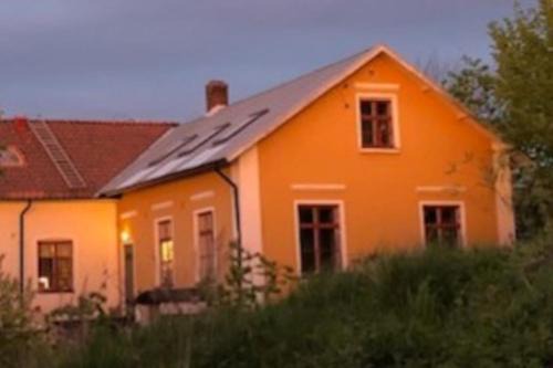 Kivik Maison | Svinaberga Skola. Eget boende i gammal skolsal.
