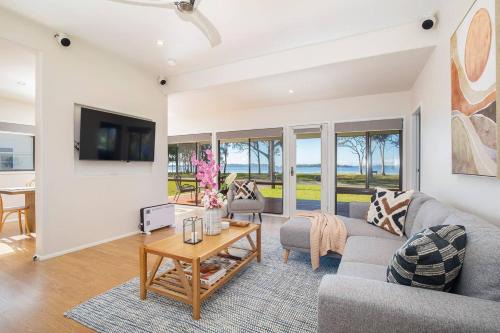 Swan Bay Maison | 'Swan Cottage' Port Stephens Waterfront Solace
