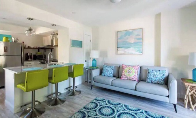 Kennebunk Maison | Swanky Flat in the Heart of Dock Square, SUPER CLEAN! WALK TO EVERYTHING!