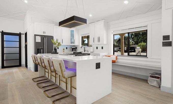 Peaceful Valley Maison | SWANKY MODERN 4BR/3BA WITH POOL&HOT TUB IN OLD TOWN