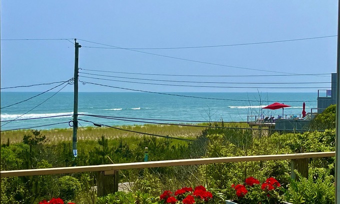 Long Island Maison | Sweeping ocean views on Sky Walk. Renovated 2023, open floor plan. pets ok