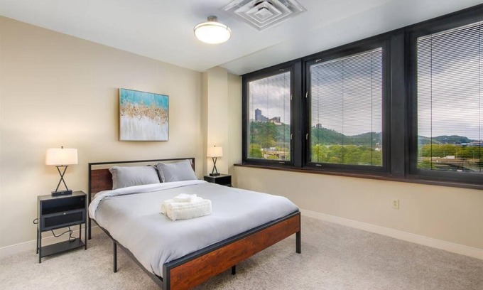 Downtown Pittsburgh Appartement | Sweeping Stadium Views TOP LOCATION BEST VIEWS FAST WIFI 24-7 Gym Lounge Roku