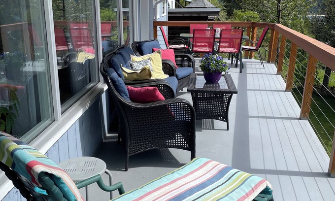 Nelson Maison | Sweet Creek Retreat. beautiful; views, close to beaches & hikes.