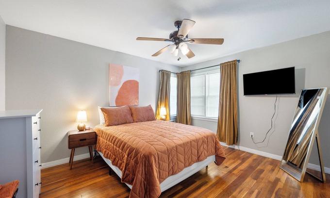 Lubbock Maison | Sweet Dreams Darlin' - 4 bedroom house with AC, WiFi in great location