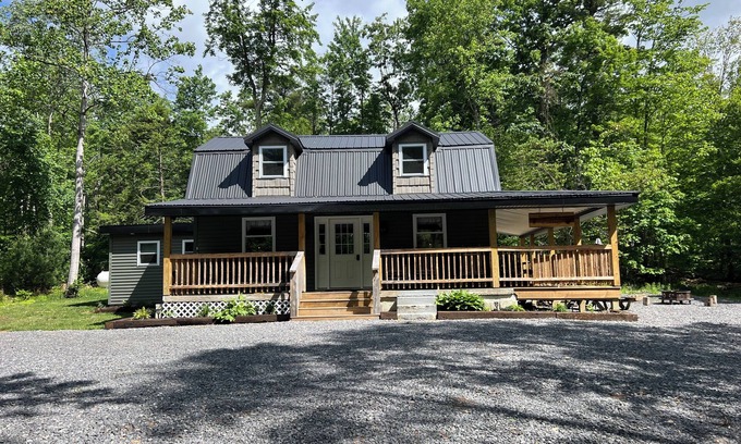 Swengel Cabine | Sweet Fern Cottage, enjoy the seclusion and peace of the Appalachian Mountains.