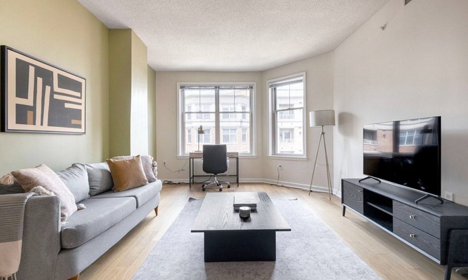 West End Appartement | Sweet Foggy Bottom 1BR w/ Roof Pool & Coffee Shop, nr GU, by Blueground