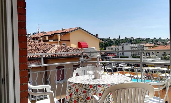 Bardolino Appartement | SWEET IRENE Emplacement reposant Centre & plage Balcon ensoleillé WiFi gratuit Aircond Garage