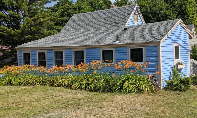 Peaks Island Cottage | Sweet Island Cottage- 3 minute walk to beach