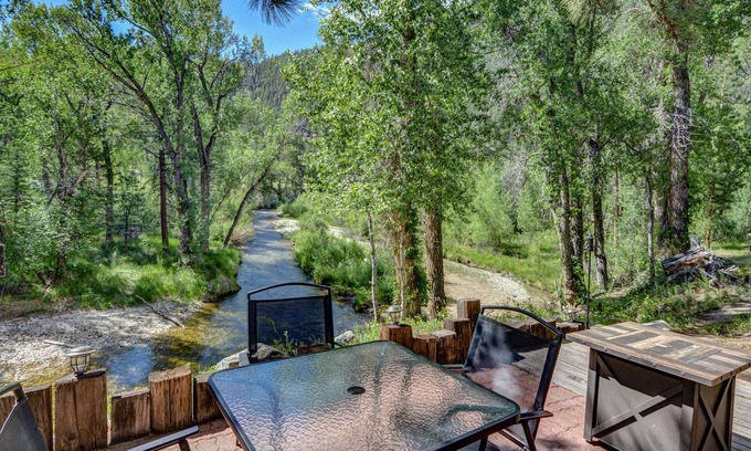 Nathrop Cabine | Sweet Log Cabin on the banks of Chalk Creek