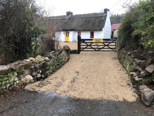 Jamestown Maison | Sweet Meadow A delightful romantic thatched cottage by river Shannon on 4 acres is for peace party family or work from home