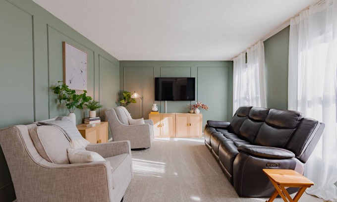 Midland Maison | Sweet Retreat W/ 2 King Rooms - Pet & Family Friendly! Fenced in yard