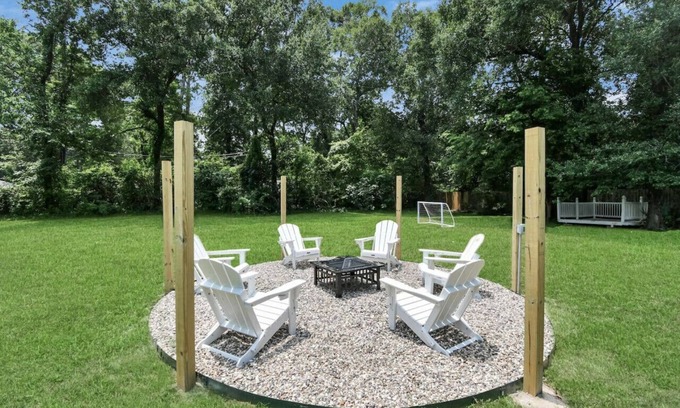 Houston Maison | Sweet Spring Vacation with Gameroom Pool TIKI Bar