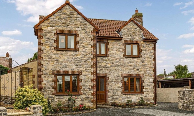 Bridgwater Cottage | Swift Cottage, dog friendly, walk onto the Somerset Levels and find RSPB sites