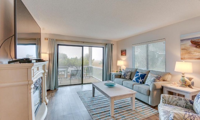 Oceanmarsh Subdivision Appartement | Swim and Relax St Helena Island Gem with Deck!
