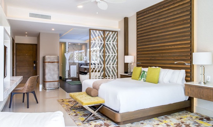 Puerto Juarez Station Balnéaire | VIP Access💎SwimUp🏊‍♂️OceanView🏝️588 sqft✈️Near Airport & Downtown Cancun