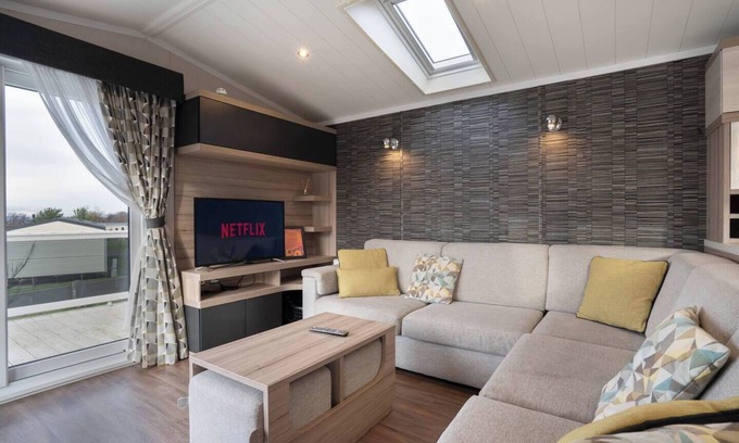 Prestonpans Maison | swimming pool, entertainment complex, and children's play areas.