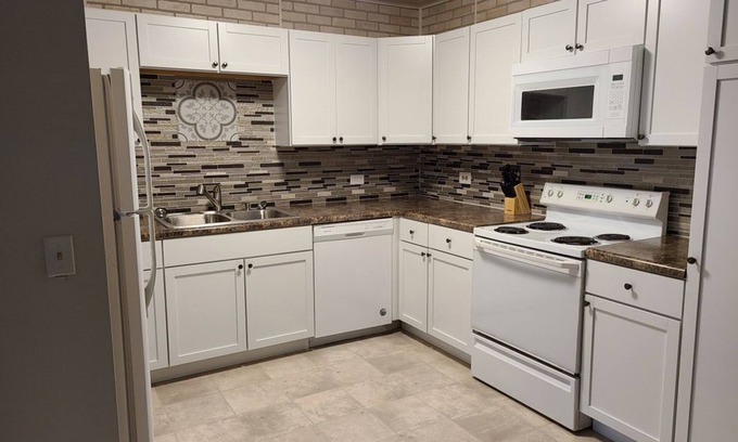 Medicine Lodge Lit Et Petit-Déjeuner | SwinHousing - Main Street Suite, Sleeps 8